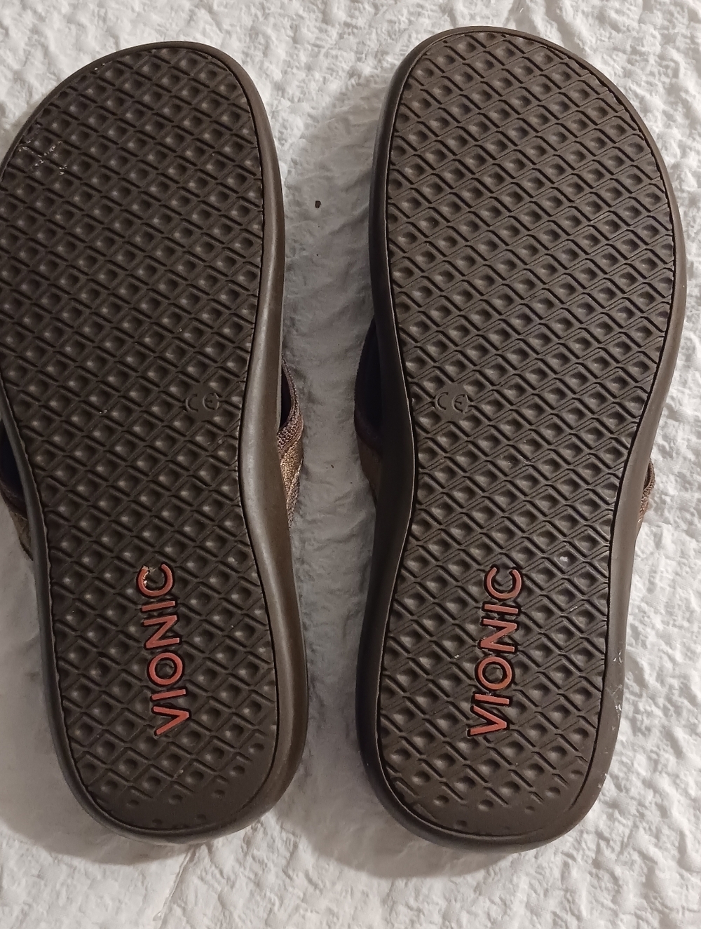 Vionic Women's Metallic Brown Thong Sandals Size 9- 9.5 - Picture 3 of 3